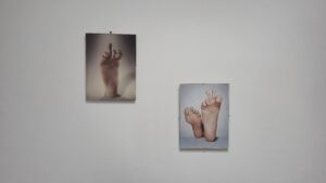 Photographie de pieds accrochés au mur